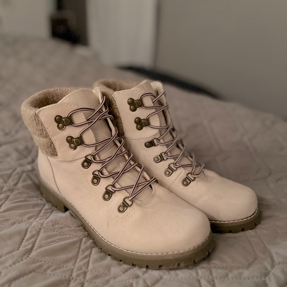 White/cream Faux Suede boots